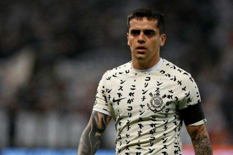 Fagner está “queimado” nos bastidores do Corinthians e tem futuro incerto no clube