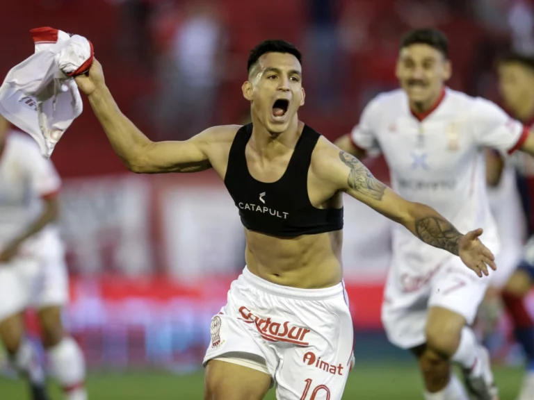 Santos segue monitorando dupla argentina para 2023