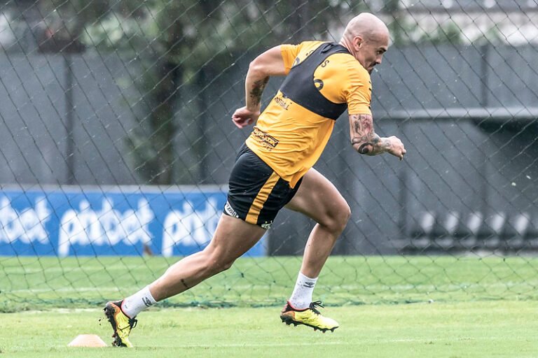 Maicon apresenta boa evolução, mas retorno ainda é incerto, entenda
