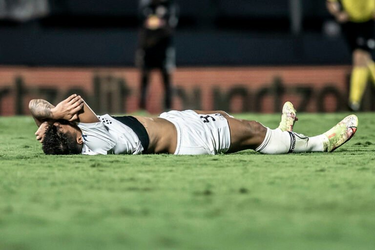 Mesmo sem lesão diagnosticada, Marcos Leonardo é dúvida contra o Corinthians, entenda