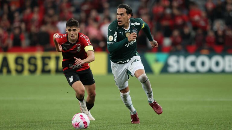 Palmeiras vira sobre o Athletico-PR e pode virar campeão brasileiro hoje