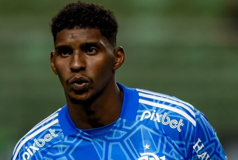 Flamengo planeja negociar Hugo Souza em 2023