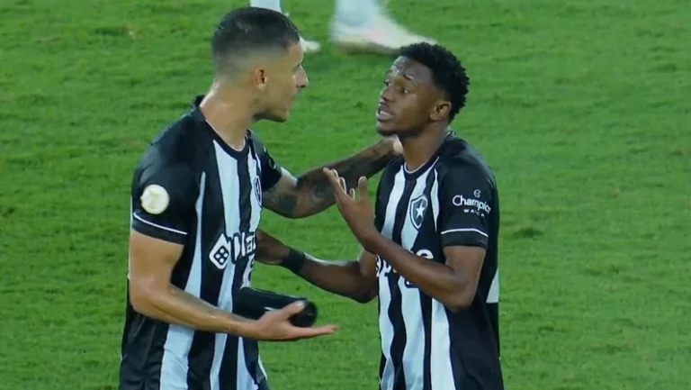 Danilo Barbosa explica situação de Jeffinho com Philipe Sampaio durante Botafogo x Internacional