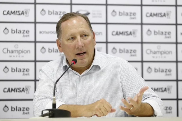 John Textor, dono do Botafogo, desembarca no Brasil e assistirá clássico no Maracanã