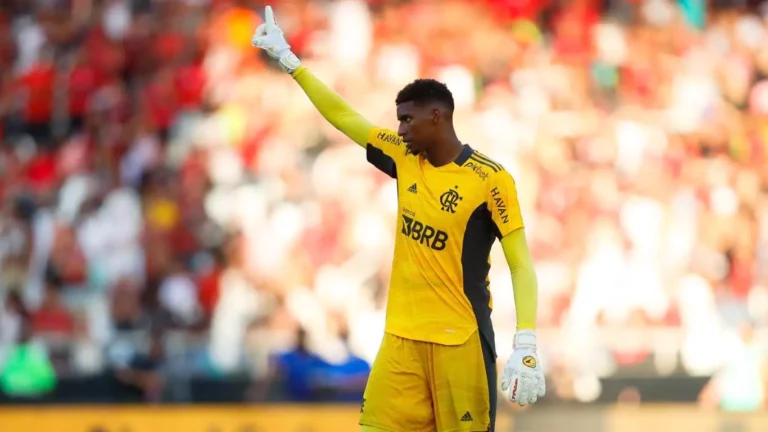 Hugo Souza será o goleiro titular do Flamengo no confronto contra o América-MG
