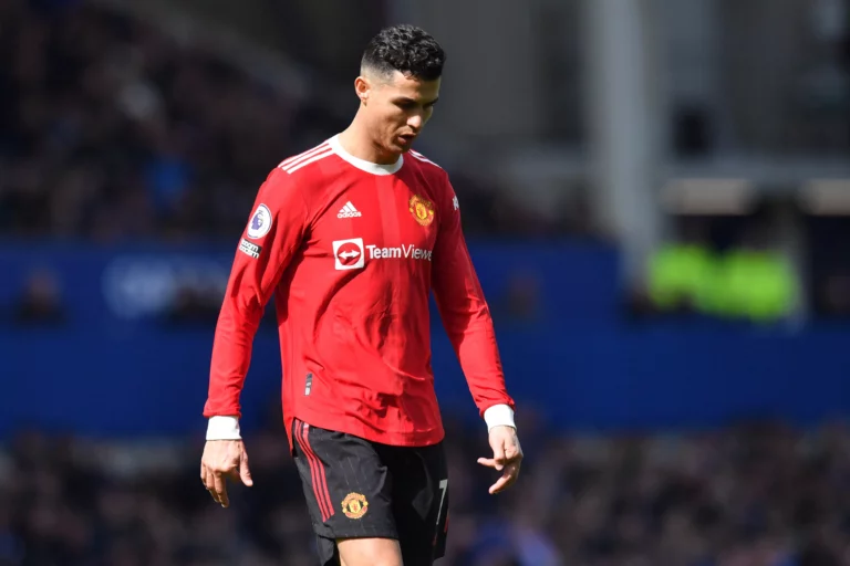 Cristiano Ronaldo aceita reduzir seu salário para sair do Manchester United