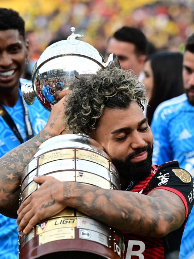 gabigol-do-flamengo-com-a-taca-da-copa-libertadores-2022-1667083755681_v2_1x1
