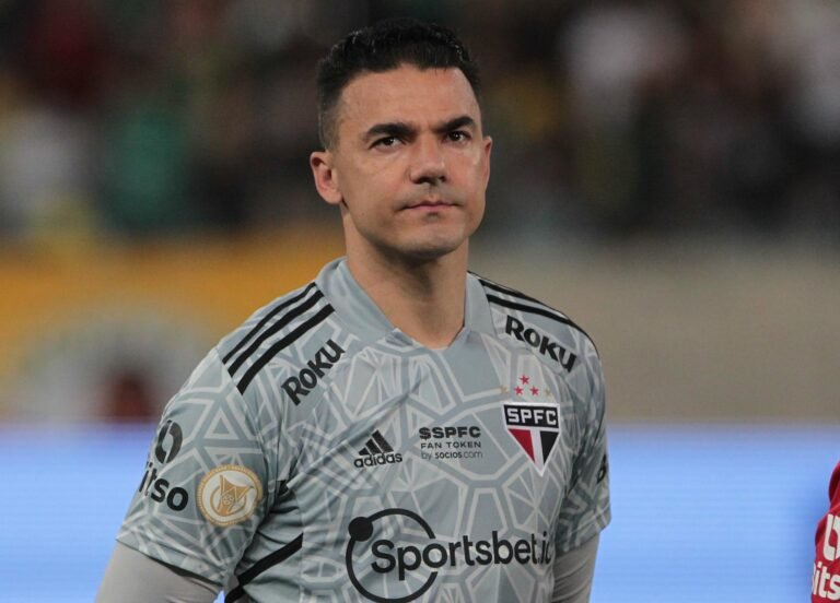 Após atrito com Dorival Jr, goleiro Felipe Alves é retirado de lista da Sul-Americana