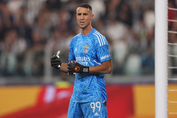 Manchester United monitora Vlachodimos para substituir De Gea