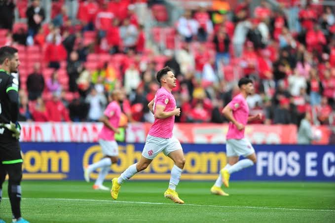 Maurício tem lesão constatada e vira desfalque no Inter