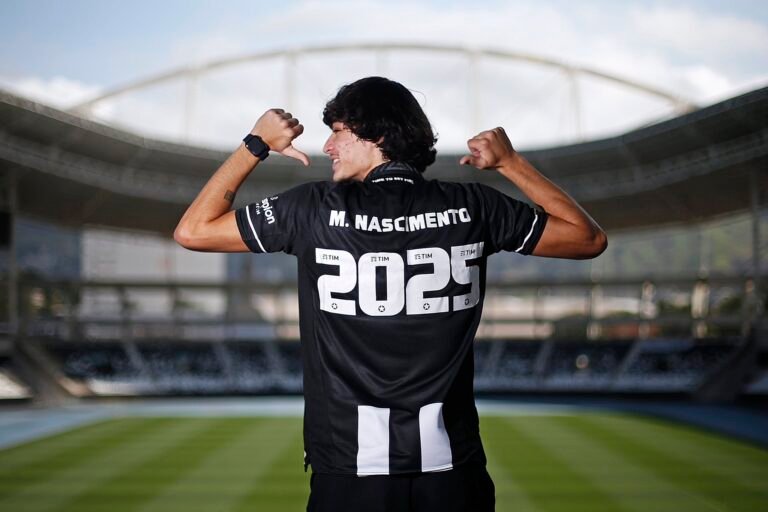Botafogo anuncia renovação de contrato com Matheus Nascimento