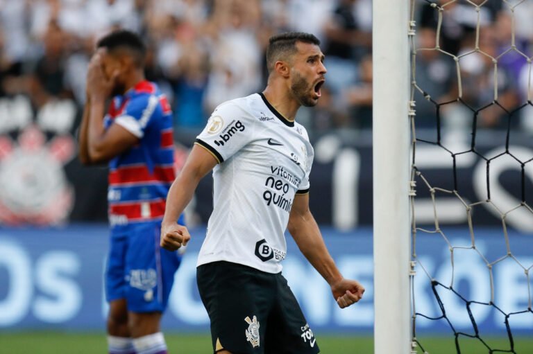 Junior Moraes perde espaço e tem futuro indefinido no Corinthians