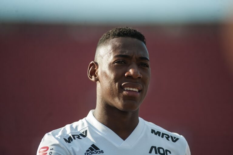 Presidente do São Paulo nega proposta de clube francês por Léo Pelé