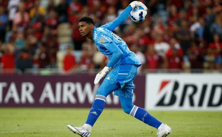 Hugo Souza foi monitorado e descartado pelo Barcelona