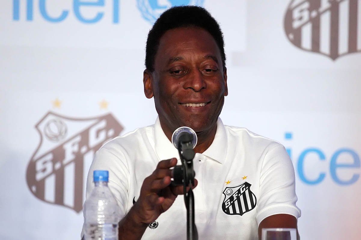 Novo estatuto do Santos permite homenagem a Pelé no escudo e ‘uniformes retrô’; entenda