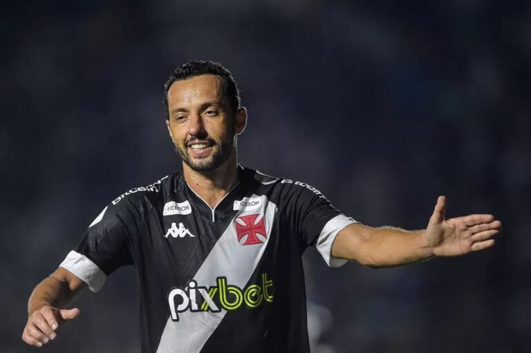 CEO do Vasco despista sobre futuro de Nenê no clube