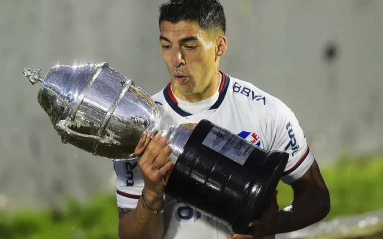 Candidato à presidência do Grêmio revela proposta por Luis Suárez