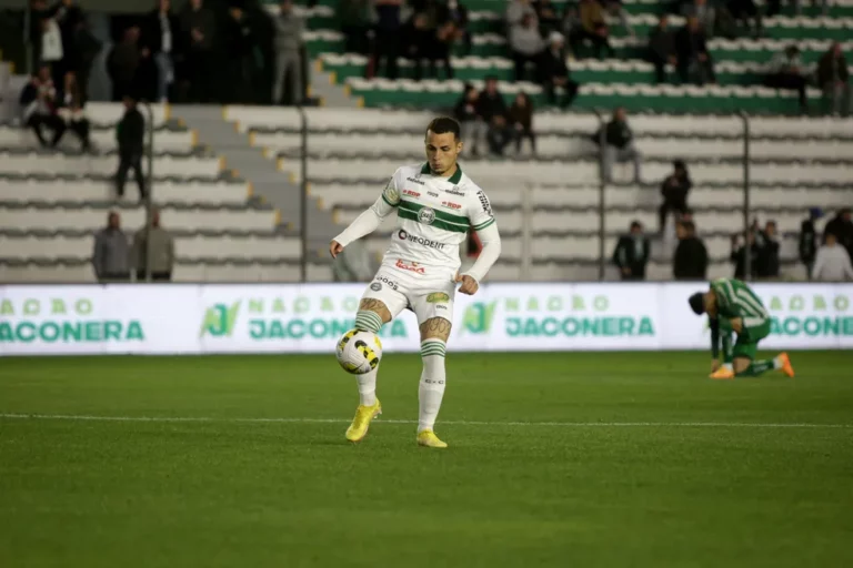 Volante emprestado pelo Internacional deve permanecer no Coritiba em 2023