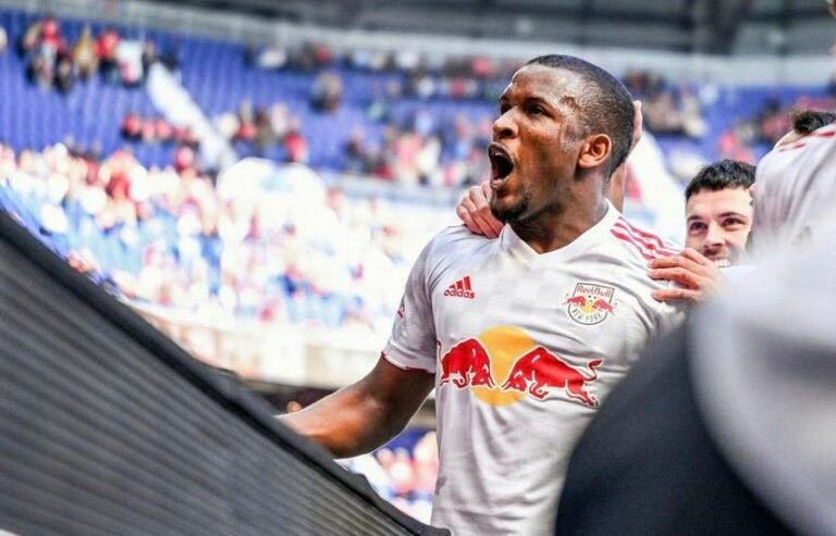 Clube americano inicia conversas com o Grêmio para comprar Elias Manoel