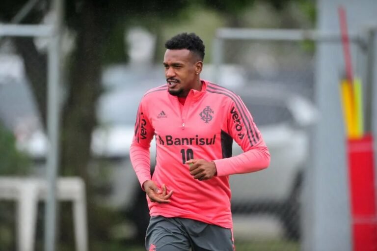 Auxiliar técnico do Santos confirma o interesse em Edenilson: “Joga muito”