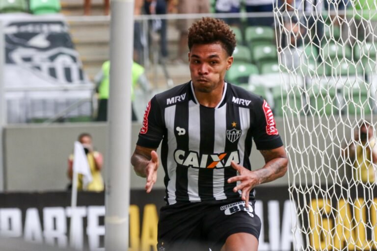 Vasco acerta detalhes, e confirma contratação de Junior Urso