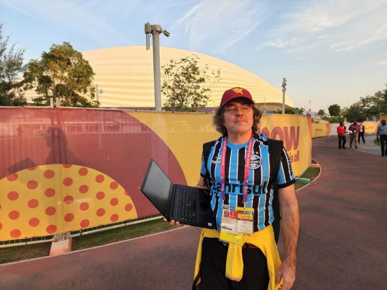 Jornalista cobre a Copa do Mundo vestindo camisa do Grêmio: “Uma das mais bonitas do mundo”