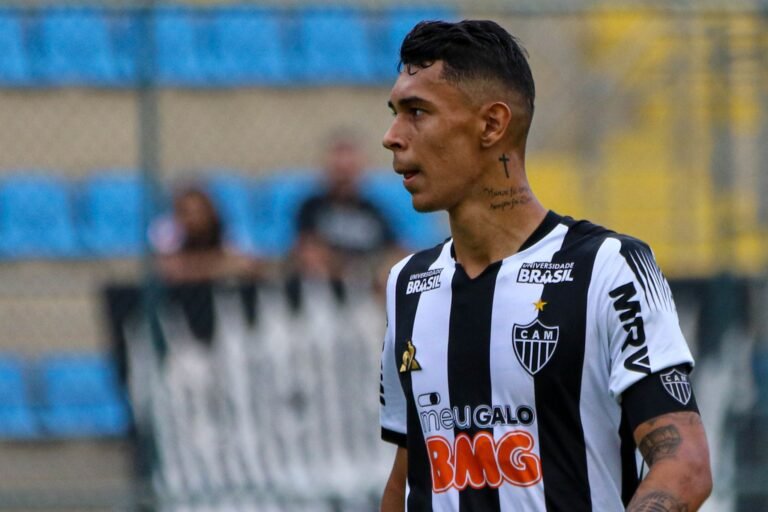 Fora dos planos do Atlético-MG, zagueiro desperta interesse do Coritiba