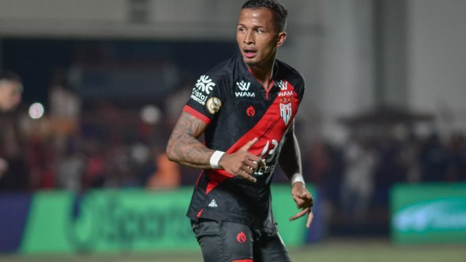 Vasco faz sondagem pelo atacante Léo Pereira, do Atlético-GO