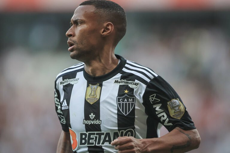 Vasco demonstra interesse em Ademir, mas Atlético-MG descarta saída do atacante