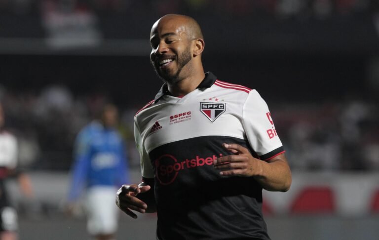 Patrick é multado após discussão com Rogério Ceni e pode não ser mais escalado pelo técnico