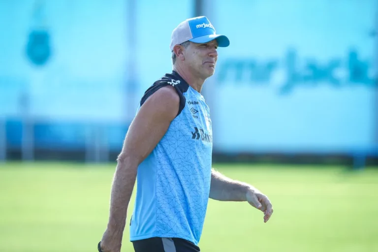 Grêmio viaja ao Rio de Janeiro para definir renovação de Renato