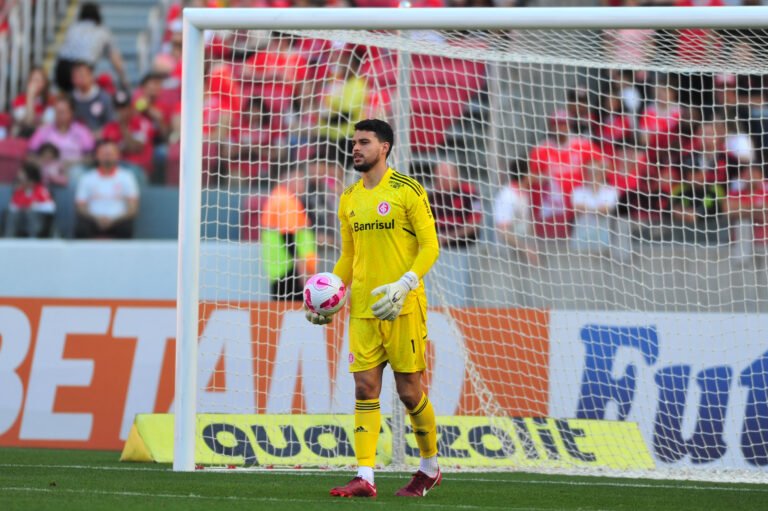 Vasco faz proposta para contratar goleiro do Internacional; veja detalhes