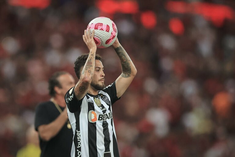 Vasco pode desembolsar até R$ 8 milhões para contratar Guga, do Atlético-MG