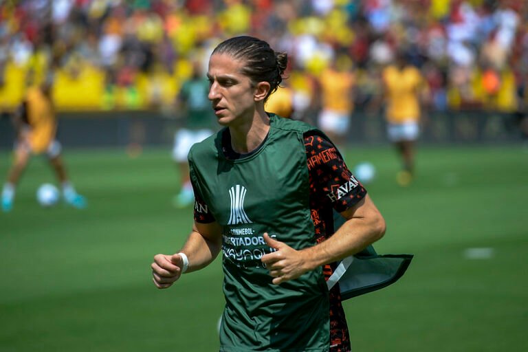 Filipe Luís fala sobre possibilidade de ser auxiliar técnico de Diego Simeone, no Atlético de Madrid