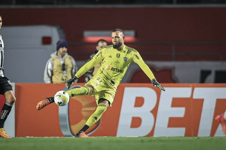 Éverson reclama de arbitragem e convoca a torcida para os últimos jogos no Mineirão