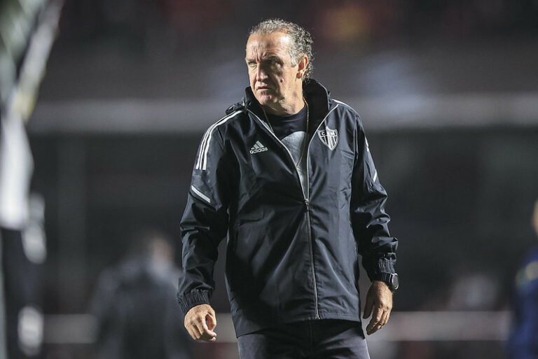 Cuca classifica boatos sobre sua saída do Atlético como “fakes” e afirma que permanência depende da SAF