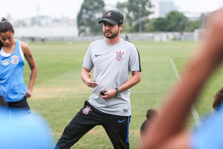 Técnico multicampeão pede afastamento do Corinthians Feminino