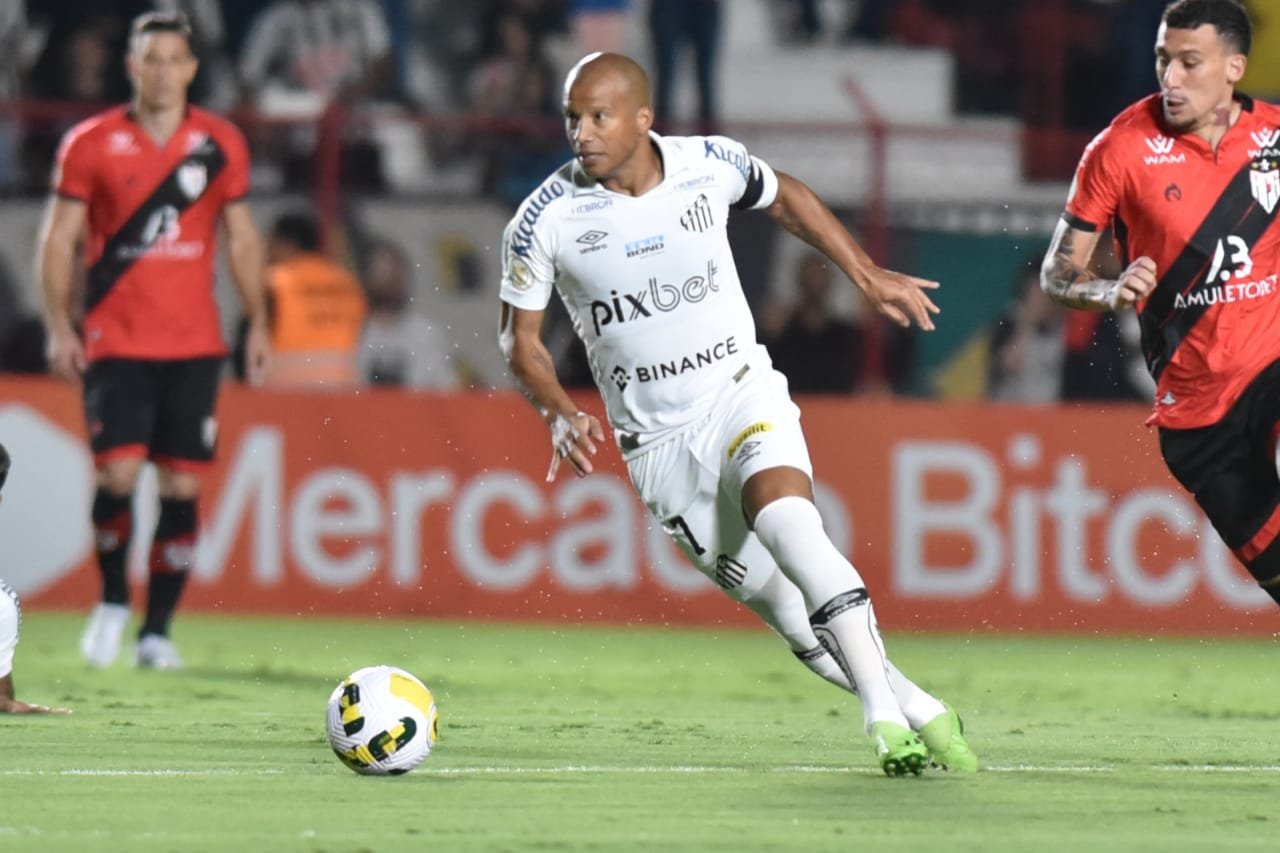 Sánchez recebe terceiro amarelo e desfalca o Santos diante do Avaí