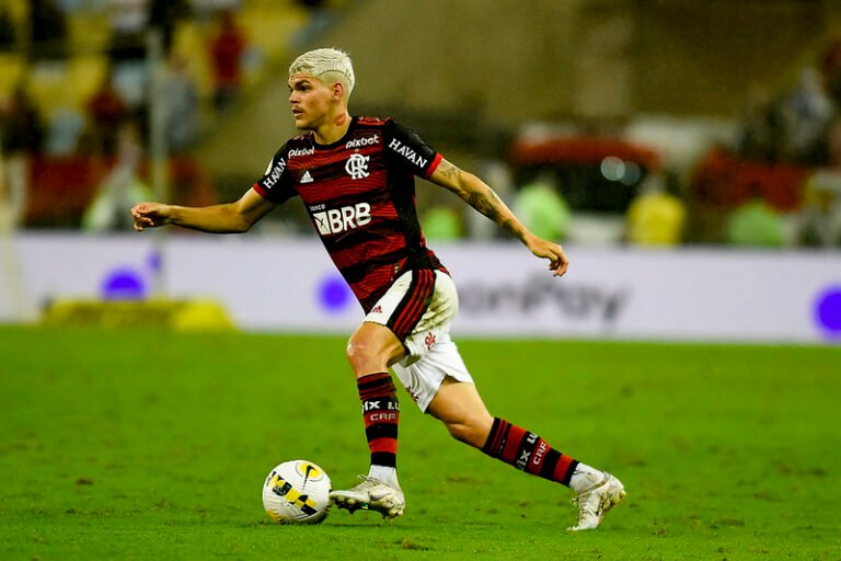 Flamengo prepara oferta para compra definitiva de Ayrton Lucas