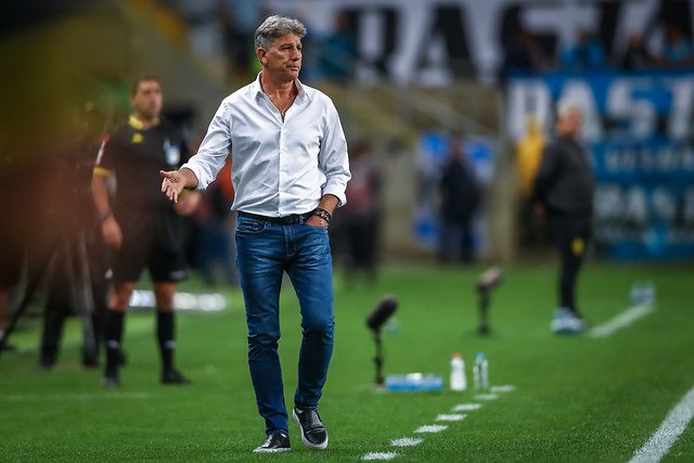 Renato Portaluppi doa premiação da Série B para funcionários do Grêmio: “Vocês fazem parte de todas as nossas conquistas”