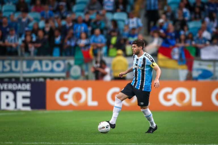 Os detalhes da proposta do Grêmio para renovar com o zagueiro Kannemann