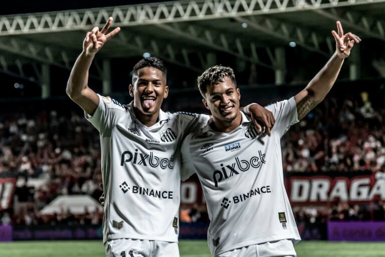 Clubes europeus monitoram dupla de joias do Santos, diz jornalista