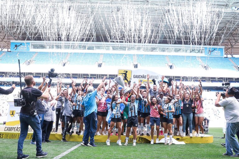Grêmio goleia Internacional e é campeão Gaúcho Feminino