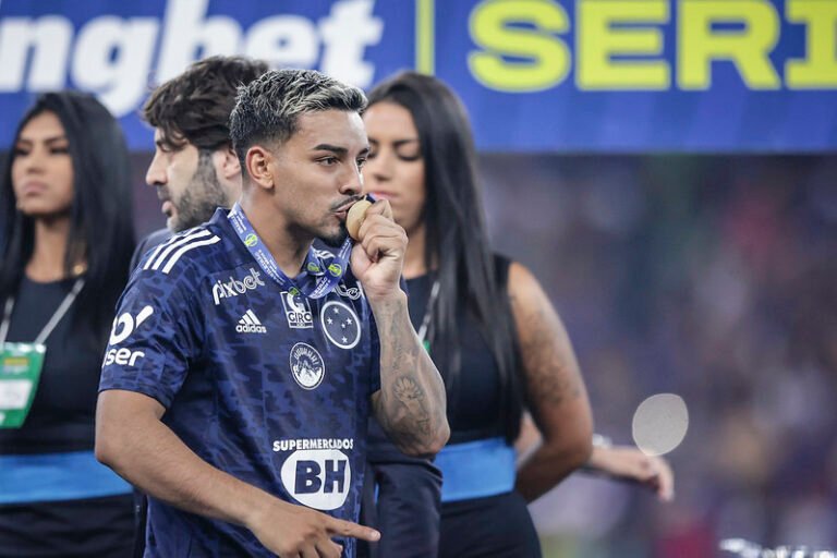 Alvo do Corinthians, Matheus Bidu manifesta desejo de permanecer no Cruzeiro para 2023