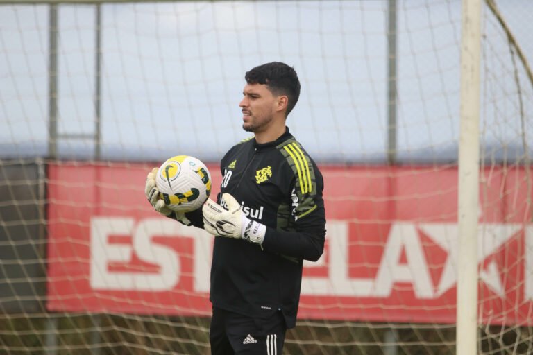 Na mira do Vasco, Keiller garante permanência no Internacional: “Lutei muito para ser o titular do Inter”