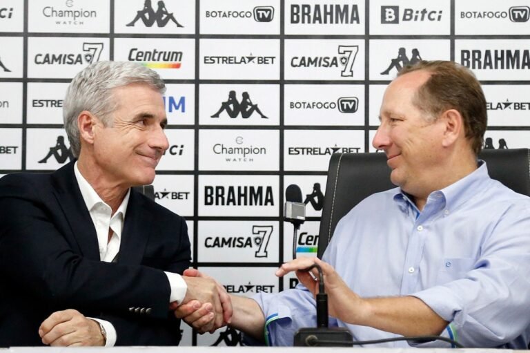 Luís Castro, do Botafogo rasga elogios a John Textor, após superar pressão neste Brasileirão