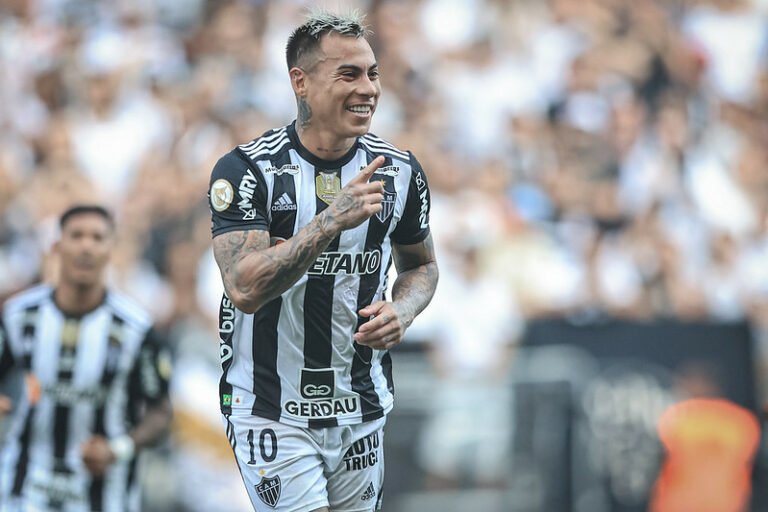 Eduardo Coudet analisa elenco do Atlético Mineiro e Eduardo Vargas ficará para 2023