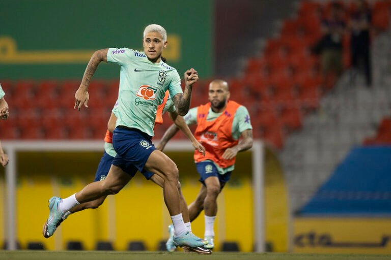 Tite elogia Pedro, atacante do Flamengo, antes da estreia do Brasil na Copa