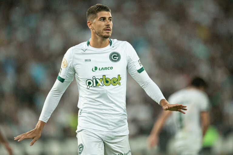 Alvo de clubes brasileiros, Pedro Raul se despede do Goiás