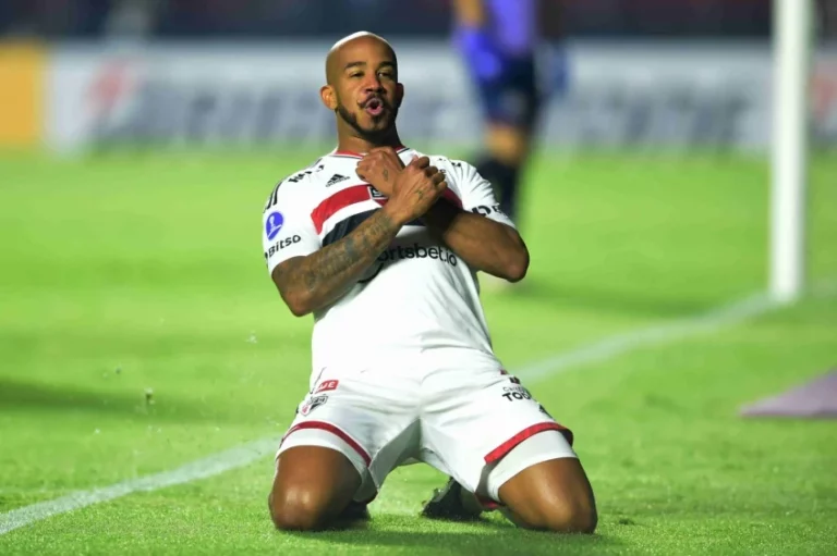 São Paulo prepara saída de Patrick; Santos está interessado